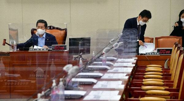 8월 24일 서울 여의도 국회에서 열린 과학기술정보방송통신위원회 전체회의에서 국민의힘 의원들이 참석하지 않는 가운데 정청래 위원장이 회의를 진행하고 있다 (사진=연합뉴스)