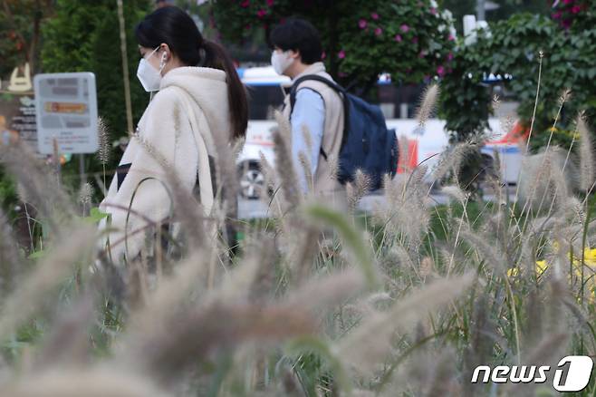 서울 청계광장에서 두툼한 옷차림의 시민들이 발걸음을 재촉하고 있다. /뉴스1 ⓒ News1 허경 기자