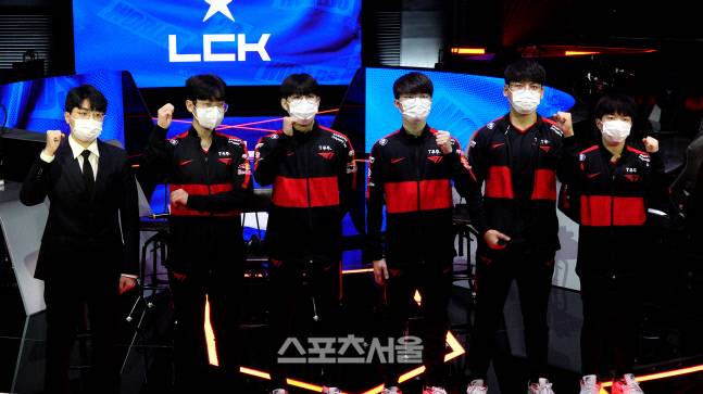 T1선수단이 지난 22일 서울 종로구에 위치한 롤 파크에서 열린 공식 기자회견을 마친 후 기념촬영을 하고 있다. 종로=박경호 기자 park5544@sportsseoul.com
