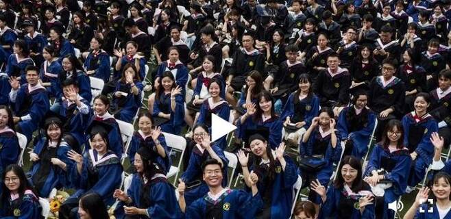 지난해 6월 중국 후베이성 우한의 화중사범대 졸업식에서 졸업생들이 활짝 웃으며 손을 흔들고 있다. ⓒ KBS 캡처