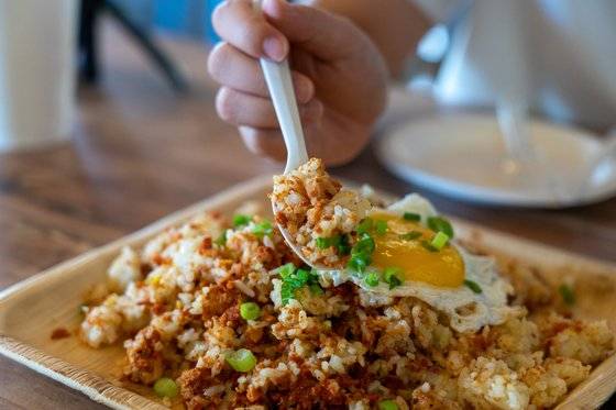 차모로 프라이드 라이스. 차모로 방식으로 양념한 소시지를 활용한 요리다.