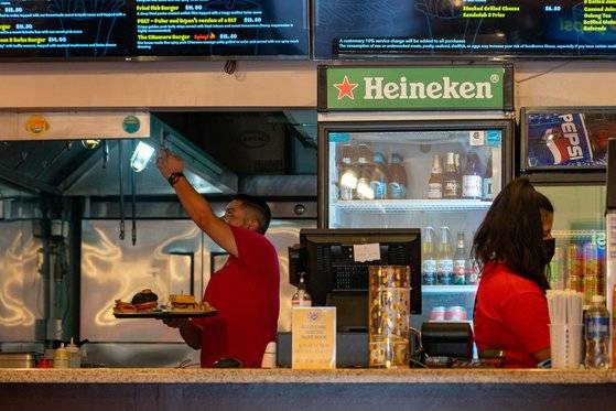 20여 종의 다양한 수제 버거를 맛볼 수 있는 도스 버거.