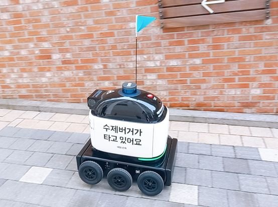 수원 광교 앨리웨이-아이파크 단지에서 음식배달을 수행 중인 자율주행 배달로봇.
