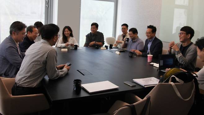KB금융 임직원들과 'KB스타터스 싱가포르'에 선정된 4개사 임직원들이 KB글로벌핀테크랩이 위치한 싱가포르 위워크 회의실에서 이야기를 나누고 있다. /사진=김유경 기자