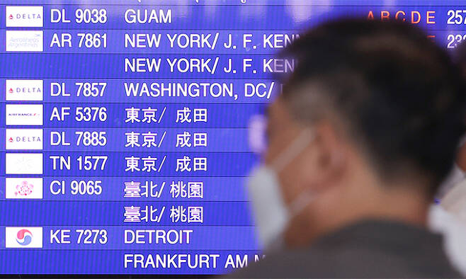 지난 20일 인천국제공항 제2터미널 출국장 스크린에 일본행 여객기 정보가 띄워져 있다. 연합뉴스