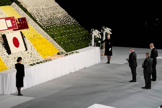 요르단의 왕 압둘라 2세가 27일 아베 신조 전 일본 총리 장례식에서 묵념하고 있다. 로이터=연합뉴스