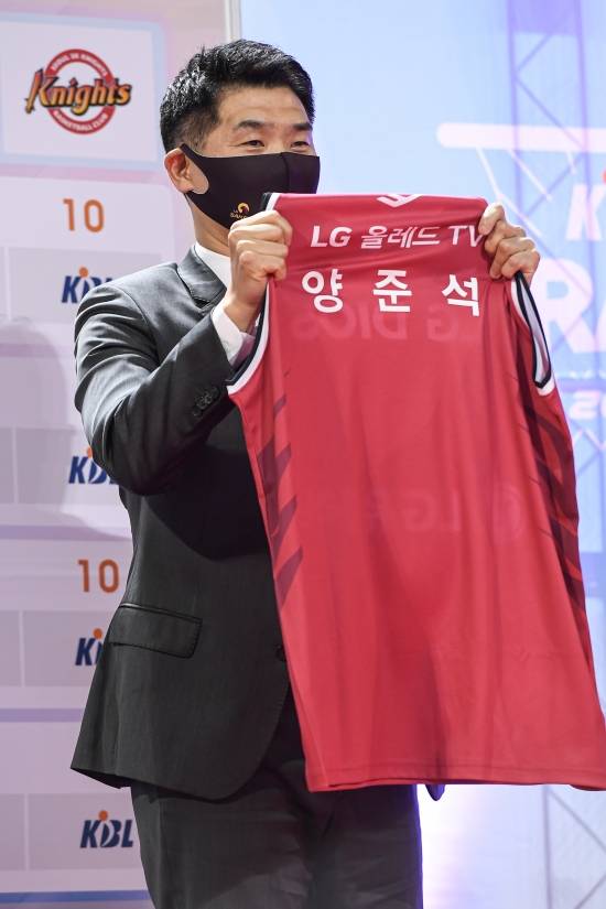 조상현 LG 감독은 27일 잠실에서 열린 드래프트에서 전체 1순위 지명권으로 연세대 양준석을 지명했다. 사진=KBL 제공