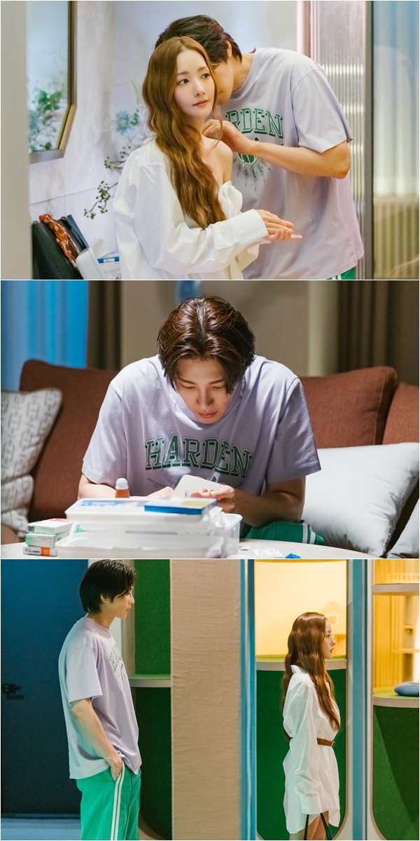 ‘월수금화목토’ 박민영, 김재영의 어깨 치료 투샷이 공개됐다.사진=tvN 제공