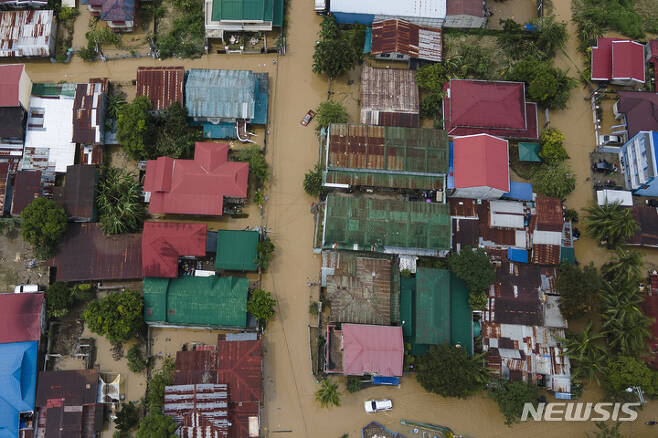 [산미구엘=AP/뉴시스] 26일(현지시간) 필리핀 불라칸주 산미구엘이 제16호 태풍 '노루'로 침수돼 있다. 필리핀 북부에서 발생한 슈퍼태풍 노루로 지금까지 최소 5명이 숨지고 홍수와 정전이 발생했으며 공공기관 업무와 학교 수업이 중단됐다. 2022.09.26.