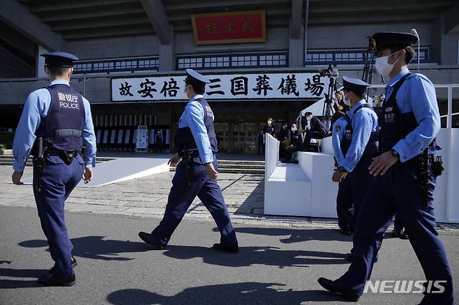[도쿄=AP/뉴시스]27일 아베 신조 전 일본 총리의 장례식이 열리기 전 도쿄 니혼부도칸 앞을 경찰관들이 순찰하고 있다. 2022.09.27.