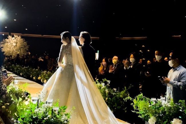 Rapper Nucksal has vowed to live happily ever after revealing his wife, who is six years younger, after Wedding ceremony.Code Kunst, a music producer who had a bad speech and had a bad reaction, responded comically.On the 26th, Nucksal posted on his SNS that Thank you so much for all those who celebrated the marriage, I will live happily like the words of Dong-yeop Lee.In addition, Nucksal posted photos of the Wedding ceremony chapter, especially the beautiful wife of six years old.Nucksal reported in July that he had been in love with non-Celebrity, who was six years younger, for two years, and a month later he made a marriage announcement.On the 24th, Wedding ceremony was posted, and the Wedding ceremony was played by Shin Dong-yeop, a broadcaster who had a relationship on TVNs Surprising Saturday, and the celebration was performed by singer Sung Si Kyung, who had a friendship through TVNs On and Off.Later, in a Wedding ceremony photo released by Nucksal, happy Nucksal and his wife were shown and a congratulatory response from fellow Celebrations was poured.Kim Ho-young, Oh Sang-jin, Joo Woo-jae, Lee Hyun-do, Lee Sang-yeop, Drunken Tiger, Diake, Kang Jae-joon, Park Na-rae, Onara, Sea, Gongminji, Ko Young-bae,But among them, Code Kunsts Comment was noticeable.He left Comment saying, Where are you lying? When Nucksal says he will live happily, he reacts not to lie and laughs.It seems to express the regretful heart toward the married Nucksal.Above all, Code Kunst was recently caught up in a lie controversy (?), leaving a lie comment.Code Kunst posted a picture and a photo on his SNS on the 23rd, The pop-up store that has been sleeping and refreshing.The photo shows Code Kunst, who found the pop-up store, but unlike his words, I am sleeping and refreshing, his complexion, which seemed somewhat tired, attracted attention.His acquaintance, who saw the picture, said, I came out like you should sleep more.I woke up with my brother, so now I have to go back to sleep and go to sleep. Code Kunst replied, I should watch football. When the netizens questioned the question, What does your brothers eyes mean to be lying and What does it mean to be refreshed to this man? Code Kunst added, There is a controversy about refreshment.Code Kunst, which has been a hot topic for a while due to the controversy over lying, is laughing at Nucksals SNS, leaving a comment saying dont lie.Nucksal, Code Kunst SNS