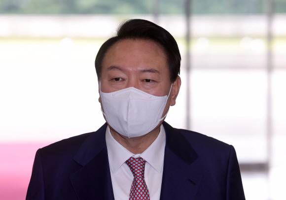 5박 7일 일정의 영국.미국.캐나다 순방을 마치고 돌아온 윤석열 대통령이 26일 오전 서울 용산 대통령실 청사로 출근하며 순방소감을 밝히고 있다. 2022. 9. 26 박지환 기자