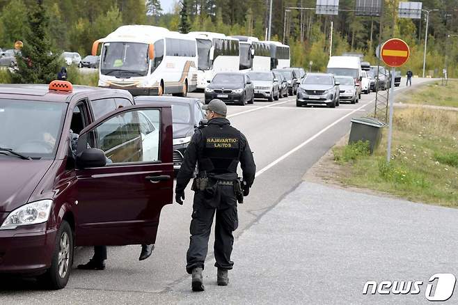 25일(현지시간) 러시아의 부분 동원령을 피해 차량들이 핀란드로 가기 위해 발리마 국경 검문소에 길게 줄을 서 있다. ⓒ AFP=뉴스1 ⓒ News1 우동명 기자