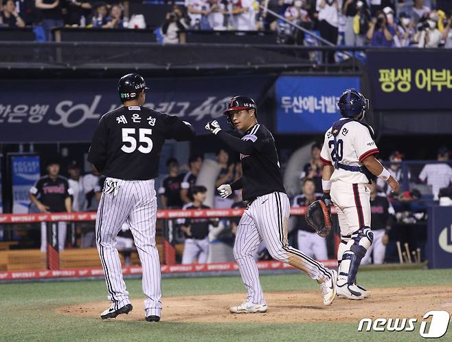 10일 오후 서울 송파구 잠실야구장에서 열린 프로야구 '2022 신한은행 SOL KBO리그' LG 트윈스와 두산 베어스의 경기 LG 5회초 2사 1루 상황에서 LG 문보경이 홈런을 친 후 베이스를 돌고 있다. 2022.7.10/뉴스1 ⓒ News1 신웅수 기자