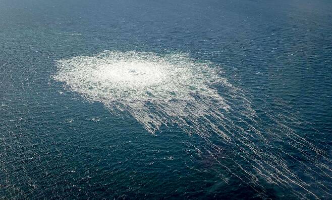 27일(현지 시각) 북유럽 발트해의 노르트스트림-2 해저 가스관에서 가스가 유출되는 모습을 덴마크의 보른홀름섬에서 발진한 F-16 전투기가 촬영한 사진.