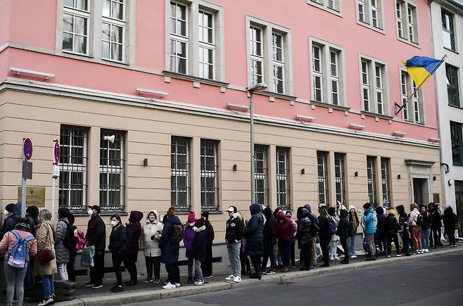 지난 4월 1일 베를린 주재 우크라이나 대사관 영사부 앞에 우크라이나 난민들이 줄지어 있는 모습.