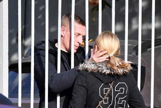 징집된 러시아 남성이 27일(현지시간) 상트페테르부르크의 모집소를 떠나면서 친척과 친구들에게 작별 인사를 하고 있다. AFP=연합뉴스