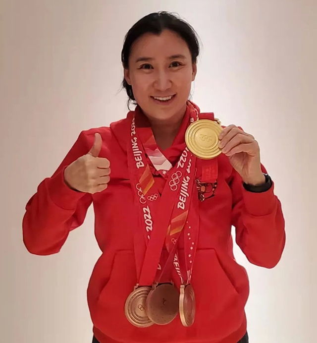 장징 감독이 헝가리쇼트트랙 국가대표팀이 획득한 2022 베이징동계올림픽 금메달을 보여주며 엄지를 세우고 있다. 2022-23시즌부터는 중국대표팀을 지도한다. 사진=베이징올림픽 중국어 공식 SNS
