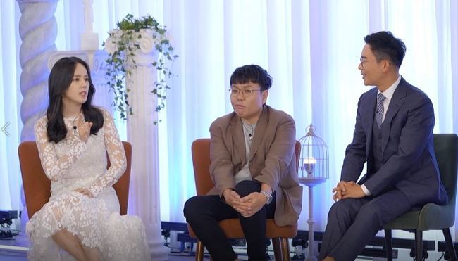 Han Ga-in reveals real mother and daughter chemistry with 7-year-old daughterHan Ga-in will serve as a viewer representative with Seol Min-Seok Kim Han Gemma as MC for MBNs new program Greek Roma Shinhwa - Personal Life of the Gods (hereinafter referred to as Grossin), which will be broadcast at 9:40 pm on October 1.In the first broadcast, Han Ga-in appears in the studio wearing a pure white dress, offering eye cleanup with visuals like Goddess.Han Ga-in, who greeted Seol Min-Seok, Kim Hun and Han Gemma, laughed, saying, I feel so good that I feel like a student.Han Gemma can not take his eyes off Han Ga-ins Goddess Beautiful looks, saying, I seem to have come to the temple.Everyone admits Goddess of Beauty Han Ga-in, but at home, the seven-year-old daughter and the Tudak Tudak street are ordinary real mother and daughter.In fact, Han Ga-in said, My daughter asked me where I am going because I am watching the grossin script.So I said, Mom is going to play Goddess today, and my daughter asked, So is my mother Aphrodite? So I said, Im going to play the role of Aphrodite And then my daughter said, Mom, your face is wrong to AphroditeHe said, Do not do Aphrodite, but keep the furnace by Goddess in the furnace. And the point blank of the daughter familiar with Shinhwa (?) is exposed to self.