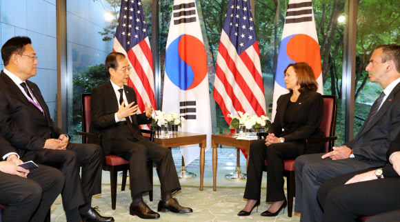 아베 신조 전 일본 총리의 국장에 참석하기 위해 일본을 찾은 한덕수(왼쪽 두 번째) 국무총리와 카멀라 해리스(세 번째) 미국 부통령이 27일 도쿄 오쿠라호텔에서 회담하고 있다.도쿄 연합뉴스