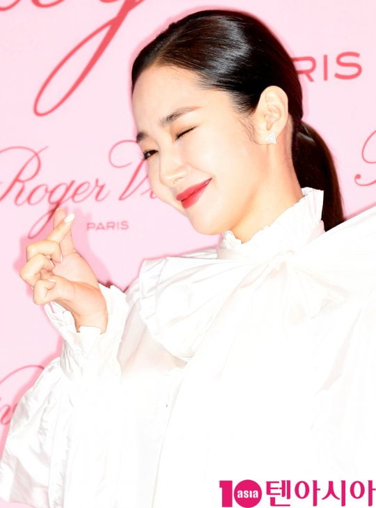 Actor Park Min-young is in the romance romance romor with the award for the second day.The agency also said that Actor was filming and could not confirm it.Park Min-young romance rumor opponent is Kang Jong-hyun, chairman of Stones in Exile, who is a 4-year-old named Bitthumb Chairman.Dispatch released a photo of Park Min-young and Kang Jong-hyun meeting with their parents and greeting them.Park Min-young said that Kang is also in the background of his recent transfer to Hook Entertainment.Kang was also suspected of being the hidden owner of Bithumb, the second largest virtual asset exchange in Korea, as an emerging rich man born in 1982.Kang, who was a mobile phone sales business, claimed that he was suspended for two years and six months in prison for involvement in fraud cases, fraud and forgery of private documents in 2013 ~ 2014, and participated in a roundabout loan of financial company from 2014 to 2015.The media also uses the title of Stones in Exile, saying that Kang is now the owner of KOSDAQ, KOSPI Listed Company and Bithumb in 2020.Kangs younger sister is the largest shareholder of the virtual asset exchange, two KOSDAQ Listed companies, and one KOSPI Listed company, but the actual representative is Kang.He also said he carried business cards for the four companies.Dispatch said, Kang Jong-hyun made money by selling mobile phones, borrowed money, and defrauded money.At the same time, he joined Afinancial Companys expedient loan and swallowed more than 10 billion won in blind money.In 2020, Kang Jong-hyun dominated three KOSDAQ Listed companies with 23 billion won in money, he said.According to SBS Entertainment News report on the 29th, Park Min-youngs pro-Sister is also involved in Kangs business.The company that was listed as Outside Directors by Park Min-youngs pro-Sister is one of the companies suspected of being Soyou.Kangs younger sister is also the major shareholder and representative of the company.Park Min-youngs agency said, Currently, Park Min-young is working on filming the drama monthly gold-fired soil, so the fact is delayed. I would like to ask you to understand that you are not able to convey the exact position quickly.There is a situation where speculation is increasing due to the silent silence, not the clear explanation or recognition.There were many suspicions raised about Kang, who is known as Park Min-youngs boyfriend, and it became difficult for fans to celebrate.BTS V and Black Pink Jenny Kim, who have been attracting attention as a romance rumor of the previous century, are also defending the romance rumor for five months.Both companies have not yet answered any of the personal photos of the two people.Especially, even though it shows kissing on the forehead, taking pictures side by side in a couple of clothes in an elevator, doing a back hug, and making a video call, the position related to the romance rumor did not come out.Silence is not the only one.Could the agency continue to stick to Silence while the personal information of the romance rumor party as well as privacy photos and family information are exposed in succession?Park Min-young is currently appearing on TVN drama Monthly gold-fired soil.The play is running in the early part, and Actors is in the middle of filming in the second half, and the efforts of many production crews and staffs are included in making one of these works.The way Park Min-young breaks Silence is any less damaging to Drama: Longtime Silence doesnt know what backstorms it will bring.