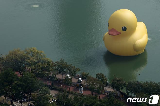 29일 서울 송파구 석촌호수에 대형 고무 오리 '러버덕(Rubber Duck)'이 떠 있다. 2022.9.29/뉴스1