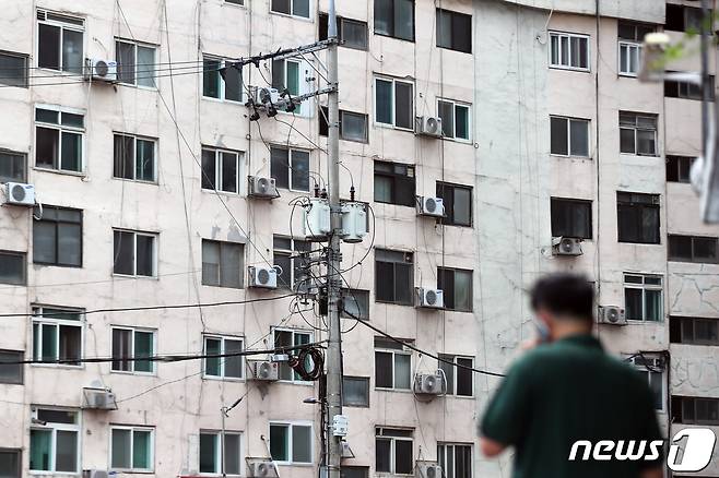 서울시내 아파트에 설치된 실외기의 모습. 2022.6.28/뉴스1 ⓒ News1 황기선 기자