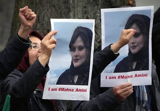 20일(현지 시각) 독일 베를린 이란 대사관 앞에서 서방에서 활동하는 이란 반정부단체 '이란국민저항위원회'(NCRI)의 망명 이란인들이 이란에서 최근 히잡을 쓰지 않았다는 이유로 경찰에 체포된 22세 여성 마흐사 아미니가 의문사한 사건에 대한 진상조사 등을 촉구하며 시위를 벌이고 있다.