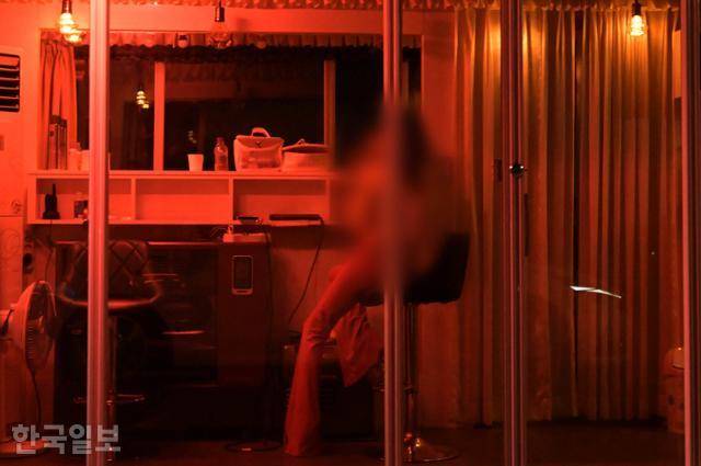 15일 서울 영등포구 타임스퀘어 인근 성매매 집결지의 한 업소에서 여성이 손님을 기다리고 있다. 서재훈 기자