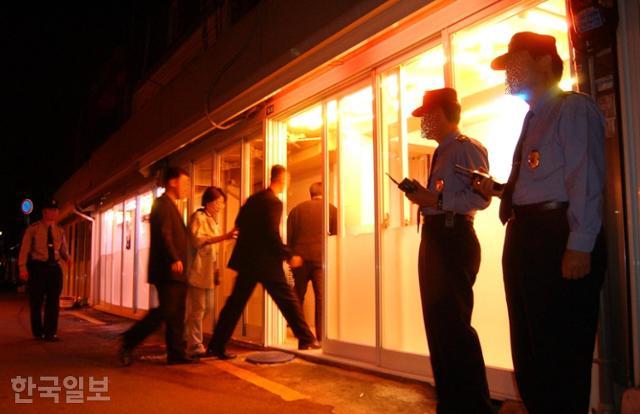 2004년 9월 경찰이 서울 동대문구 청량리 성매매 집결지를 불시에 단속하고 있다. 한국일보 자료사진