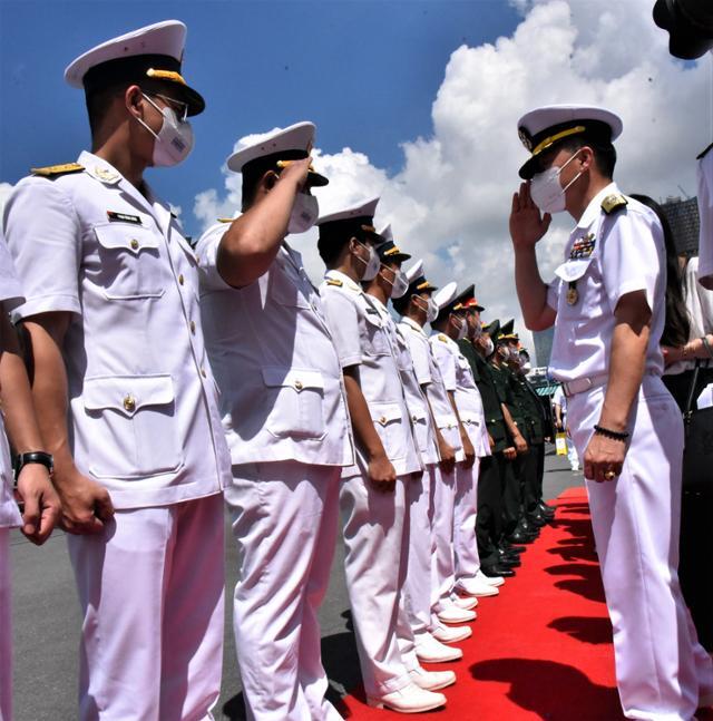 지난 14일 베트남 호찌민항에 입항한 한산도함의 수장인 강동구(오른쪽) 전단장이 베트남 해군 장교들로부터 거수경례를 받고 있다. 호찌민=정재호 특파원