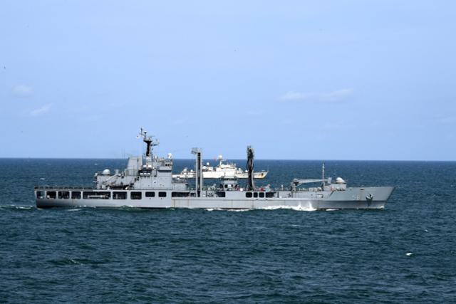 지난 17일 한국 해군의 첫 교육함인 한산도함과 함께 베트남을 찾은 군수지원함 대청함(아래)이 베트남 해군의 HQ-18함과 연합해상훈련을 하고 있다. HQ-18은 지난 2017년 한국이 양도한 구 김천함이다. 해군 제공