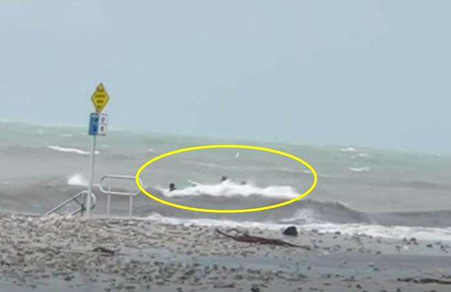 미국 남동부 플로리다주 키웨스트의 한 바닷가에서  거센 파도를 맞으며 서핑을 하고 있다 /영상=AP통신 유튜브