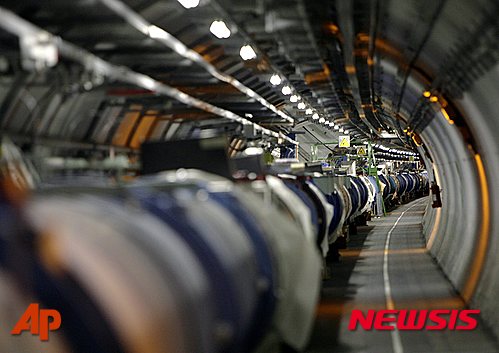 [제네바=AP/뉴시스]스위스 제네바 인근 유럽입자물리연구소(CERN)의 강입자가속기(LHC). 2015.04.06