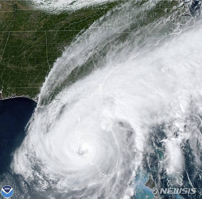 [카요 코스타=AP/뉴시스] 미 국립해양대기청(NOAA)이 제공한 위성 사진에 28일(현지시간) 허리케인 이언이 미 플로리다주 남서부 카요 코스타 섬에 상륙한 모습이 관측된다. 최고 시속 250㎞에 달하는 강풍과 폭우를 동반한 4등급 허리케인 이언으로 플로리다에는 비상사태가 선포됐다. 2022.09.29.
