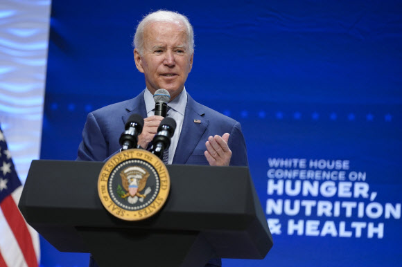 조 바이든 미국 대통령이 28일(현지시각) 수요일 워싱턴 로널드 레이건 빌딩에서 열린 기아, 영양, 건강에 관한 백악관 회의에서 연설하고 있다. AP연합뉴스