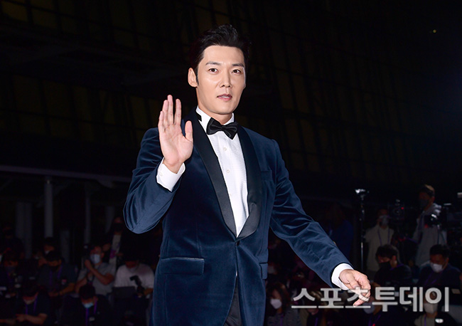 The 2022 Apan Star Awards (2022 APAN STAR AWARDS) Red Carpet event was held at KINTEX 2nd Exhibition Hall in Ilsan, Gyeonggi Province on the afternoon of the 29th.Actor Choi Jin-hyuk is stepping on Red Carpet on the day. 2022.09.29.