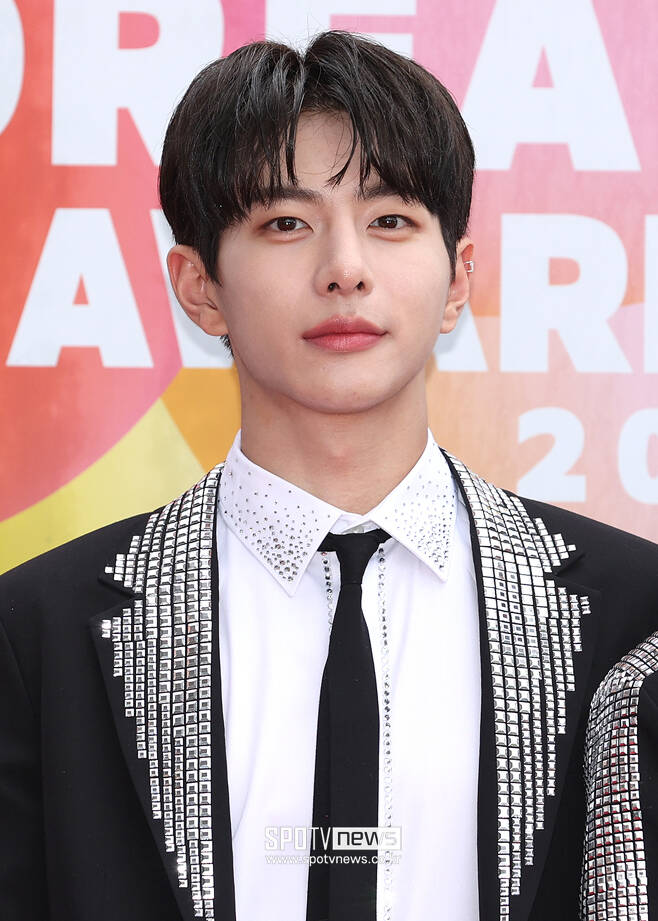 Group Golden Child member Bomin stops working as facial fractureBomin was hit by a face blow to the WoodSams Club, which Ellen Burstyn wielded during practice during the Golf exercise on a personal schedule the previous afternoon, said Woollim Entertainment.According to his agency, Bomin immediately conducted emergency treatment and precise inspection, and is coordinating the operation schedule according to the medical staffs opinion that surgery should be performed.After surgery, we will concentrate on treatment and recovery for the time being, according to the recommendation of medical staff that rehabilitation treatment should be performed for a certain period of time.I am sorry that I have been worried about many fans with sudden news, the agency said. It is difficult for Bomin to participate in the Golden Child schedule, which is currently scheduled, and I will guide the schedule of resumption in the future.Meanwhile, Golden Child released its sixth mini album, Aura (AURA) last month.The following are the official positions of Woollim Entertainment:Hi!Woollim Entertainment.First of all, I was informed of the sudden and sad news to the fans who always gave Golden Child generous interest and love.Golden Child member Choi Bo-min was hit by a facial blow to the Wood Sams Club, which Ellen Burstyn wielded during the exercise during the Golf exercise on a personal schedule on the afternoon of the 28th, and immediately conducted emergency treatment and precision inspection.Inspection results are currently coordinating the operation schedule according to the medical staffs opinion that surgery due to facial fracture should be performed.According to the recommendation of the medical staff that rehabilitation treatment should be performed for a certain period of time after surgery, Choi Bo-min will concentrate on treatment and health recovery for the time being.It is difficult to participate in the Golden Child schedule currently scheduled, and we will inform you about the resumption schedule of Choi Bo-min.I am sorry to have caused many fans to worry about the sudden news.We will do our best to think about the treatment and health of Choi Bo-min as the top priority and to recover.Thank you.