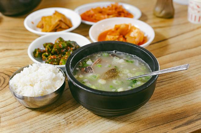 깔끔한 맛이 일품인 철뚝소머리집의 소머리국밥