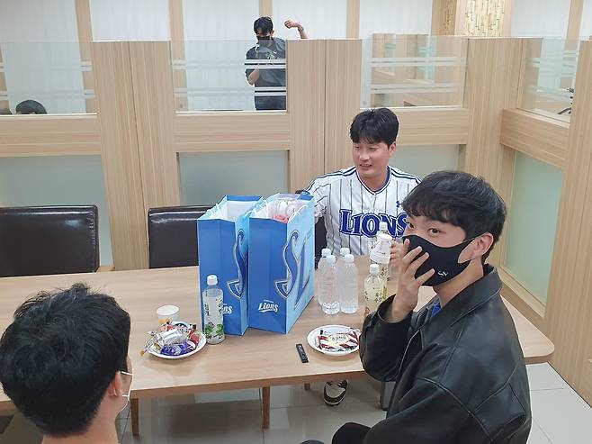 미담이 전해지자 쑥스러워 하는 오승환 (대구=연합뉴스) 하남직 기자 = 오승환(가운데)이 병원과 야구장에서 인연을 이어간 팬 임승모 씨와 29일 대구 삼성 라이온즈 파크에서 만난 뒤 쑥스러워하며 얼굴을 붉히고 있다.