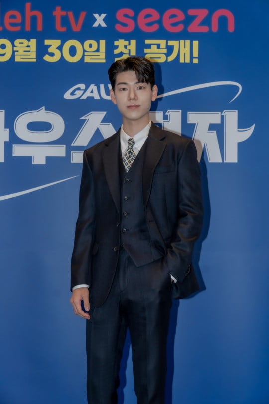 Bae Hyun-sung reveals affection for roleOn the 30th, Ole TV original drama gaussian electron production presentation was held online.Park Jun-soo, actors Kwak Dong-yeon, Ko Sung-hee, Bae Hyun-sung and Kang Min-a attended the meeting.Bae Hyun-sung plays the role of a new employee of the third marketing part of the drama, and in fact, a chaebol second generation white horse who is experiencing the common people.First, he said, I was more excited than burdened, about his impression of appearing in the popular Web toon original drama.I did not look for other works or characters to act. I was externally concerned with my horns.My self-love is a very strong role, he said. I always walked proudly and took the right posture.I left my father and learned a lot of new things, so I tried to get something and take a fresh reaction. Gaussian electron is a work that realistically describes Web toon. It is the story of the Office workers of laughter and empathy of a little strange people in the background of Marketing 3, an atmospheric dispatch in Gaussian electron, a multinational octopus company.