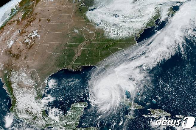 27일(현지시간) 미국 해양대기청(NOAA)은 쿠바를 통과한 후 플로리다 서해안을 따라 북상 중인 허리케인 이언의 모습을 기상위성으로 포착해 공개했다. ⓒ 로이터=뉴스1 ⓒ News1 김성식 기자