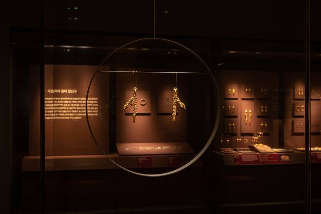 국립공주박물관의 '귀엣-고리' 특별전. 왼쪽에 보이는 것이 무령왕릉에서 출토된 무령왕 왕비의 귀걸이. /국립공주박물관