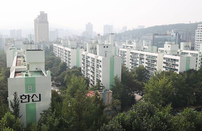 정부가 29일 재건축 사업으로 얻는 초과이익에 대한 조합원 부담금을 기존 대비 최대 90%가량 줄이는 내용의 ‘재건축 부담금 합리화 방안’을 발표했다. 서울을 중심으로 재건축을 통한 주택 공급에 속도가 붙을지 관심이 쏠린다. 사진은 서울 강남구 도곡동의 재건축 예정 단지인 개포한신아파트 일대 모습. /연합뉴스