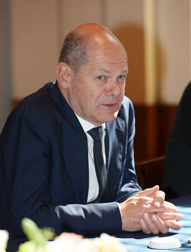 올라프 숄츠 독일 총리가 21일(현지 시각) 미국 뉴욕 주유엔 한국대표부에서 열린 한독 정상회담에서 발언을 하고 있다. /연합뉴스