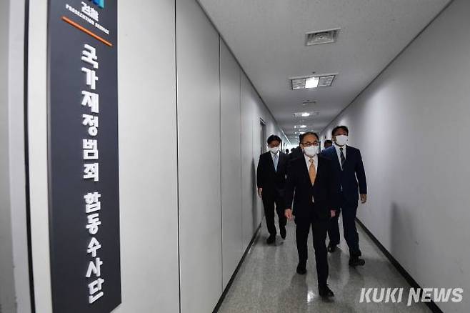 이원석 검찰총장이 30일 오전 서울 도봉구 서울북부지방검찰청에서 열린 국가재정범죄 합동수사단 출범식을 마친 후 합동수사단 사무실을 둘러보고 있다.