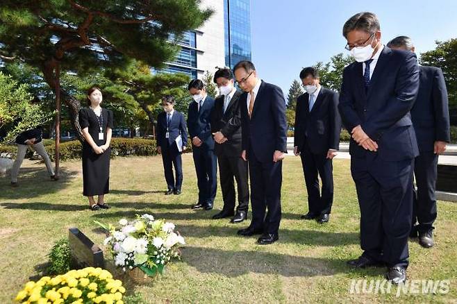 이원석 검찰총장이 30일 오전 서울 도봉구 서울북부지방검찰청에서 열린 '국가재정범죄 합동수사단 출범식'을 마친 후 근무 중 순직한 검찰 관계자들을 위한 추모비를 찾아 추모하고 있다.