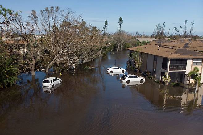 29일(현지시간) 허리케인 ‘이언’(Ian)이 휩쓸고 간 미국 플로리다주 포트마이어스 지역의 주택과 자동차들이 물에 잠겨 있다.AP 연합뉴스