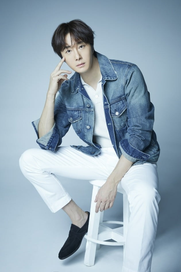 Actor Jung Il-woo, who played the role of Sun Woo in the ENA drama Good Job, announced that he was battling a brain aneurysm for 9 years.Jung Il-woo was diagnosed with a cerebral aneurysm in 2013, at the age of 27.Jung Il-woo, who was depressed, climbed the Santago route a month later and fell into the fun of walking.I thought I wanted to walk Santago before, I dont think anything about walking 40km a day, just the idea of dying.I loved the people I met there, the freedom, the comfort, and the time I spent alone living like a war with dozens of staff.I think it was the happiest time in my life. After the battle, life changed greatly. Jung Il-woo said, Before that time, I had a lot of impatience and a lot of negative thoughts, but I changed positive.I also learned what small happiness is. I realized that happiness does not come from a big place. Good Job, which ends on the 29th, is a hero-mantic investigative drama that is played by chaebol Monk Eun Sun Woo and ultra-visual power man Sarah (Kwon Yuririri Ri).I have been preparing and filming Good Job for a whole year. This work was a work that I felt as an actor.There were many shots and ad-libs as the bishop changed the scripts ambassadors and situations, like the director.I was doing a lot of work to make things that were not in the script, so I was more affectionate than any other work, and the chemistry between the actors was good.I think the luck will last a long time, he said.Jung Il-woo was a 12-part story, but it seems to have done 30 episodes in the sense of experience. There were many incidents while shooting.During the filming, the ankle ligament was cut off and the filming was stopped for three weeks. He was caught in Corona 19 just before shooting and was rested for about two weeks.I should have finished the film because the shooting was delayed, but I finished the shooting four days ago. I do not feel like it is over yet. When asked why he chose Good Job, Jung Il-woo said, I read the plan fun. I have never tried the genre.It seemed to be a work that can be seen pleasantly and comfortably as romance goes in here. What was bothering me was how to balance our drama because it was like a sitcom and a genre, he said. At the hospital scene, I ran to Kwon Yuririri Ri with baby ~, which was Adlib.I was worried that the character was not broken, but it seems to be the taste of our drama. It is a bit sick. Good Job is a sequel to Wooyoung Woo, a strange lawyer who ended with a highest audience rating of 17.5%.Jung Il-woo said, I was a positive response. The recognition of ENA channel has increased due to Wooyoungwoo, and the awareness of our drama has naturally increased.I think it is because of Wooyoungwoo. If it was not burdened, it would be a lie, but those things came to be positive, and now I did not think the channel was important.When I shot the work Bossam - steal the fate, I was worried that I did not see a lot of MBN drama around me, but the audience rating was close to 10%.I thought it did not matter where I broadcast it because I got word of mouth when I got out of the work well. I said, If the first goal is over 3%, I would not wish it. No matter how well the previous work comes out, the next work will not take over.I started with the idea of starting at zero, and I was over 3% and I was in the first place in the tree drama. I am so satisfied. Jung Il-woo followed Kwon Yuririri Ri and Bossam in succession.He said, It was much easier because it was the second time. In Bossam, there was no kissing god, so the director of Good Job prepared a lot of kissing gods in the field to shoot them beautifully.It was his idea to sit at a desk and then sit on his lap, but it seems to be well contained. Kwon Yuriririri is good at Reed.Kwon Yuriririri is positive and acting very active. He has a lot of ideas and greed. Of course there were worries, too: Jung Il-woo said: I was worried when the first coach recommended Kwon Yuriririri.I thought that the charm of Kwon Yuriririri was always enough in the character of Don Sarah.When I read the script, I felt that Sarah was much more attractive than Sun Woo at the beginning, so I actively told Kwon Yuriririri that I think you can do well.I want to say thank you for digesting so well and thank you for your hard work. However, some people say that they are dating for two consecutive works. Jung Il-woo emphasized that he is a good colleague and friend.Jung Il-woo also told me of his thirst for villains: I dont think its time to play the villain, but I think we should try to transform the image by playing the villain forty years ago.We have four years left, he said.Jung Il-woo, who has become 17 years old in his debut, said, I think it should have been more broken and hard in his twenties.I have been sick in my work, betrayed, hurt, and hardened, and there is always a regret that if I did more work, I would be a better actor.I am working without resting in my thirties, and I am acting because I think that it will be a better actor in my 40s. Asked about the remaining plans this year, Jung Il-woo said, There is a Japanese fan meeting tour all October. November has a movie release, so I think it will be busy until the end of the year.I personally want to walk or have time alone if I have time to spare. For a year of Good Job, the meaning of the work to me was Good Job. Time with everyone I was with was good.I think it will be a work that can be talked about for a long time as it is talking about the army regardless of the success of the work. 