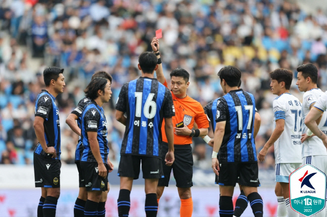인천 강윤구(가운데)가 1일 울산전에서 경고 누적으로 퇴장 당하고 있다. 제공 | 한국프로축구연맹